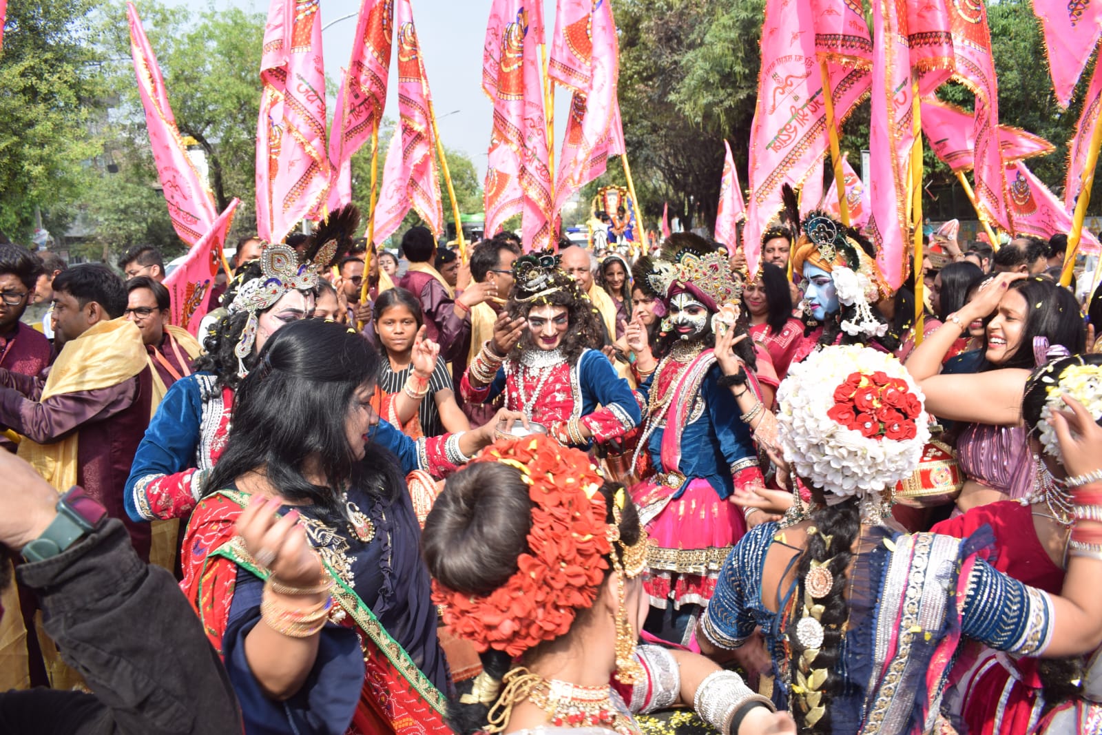 Noida News : भगवान खाटू श्याम के रंगों में रंगा नजर आया नोएडा
