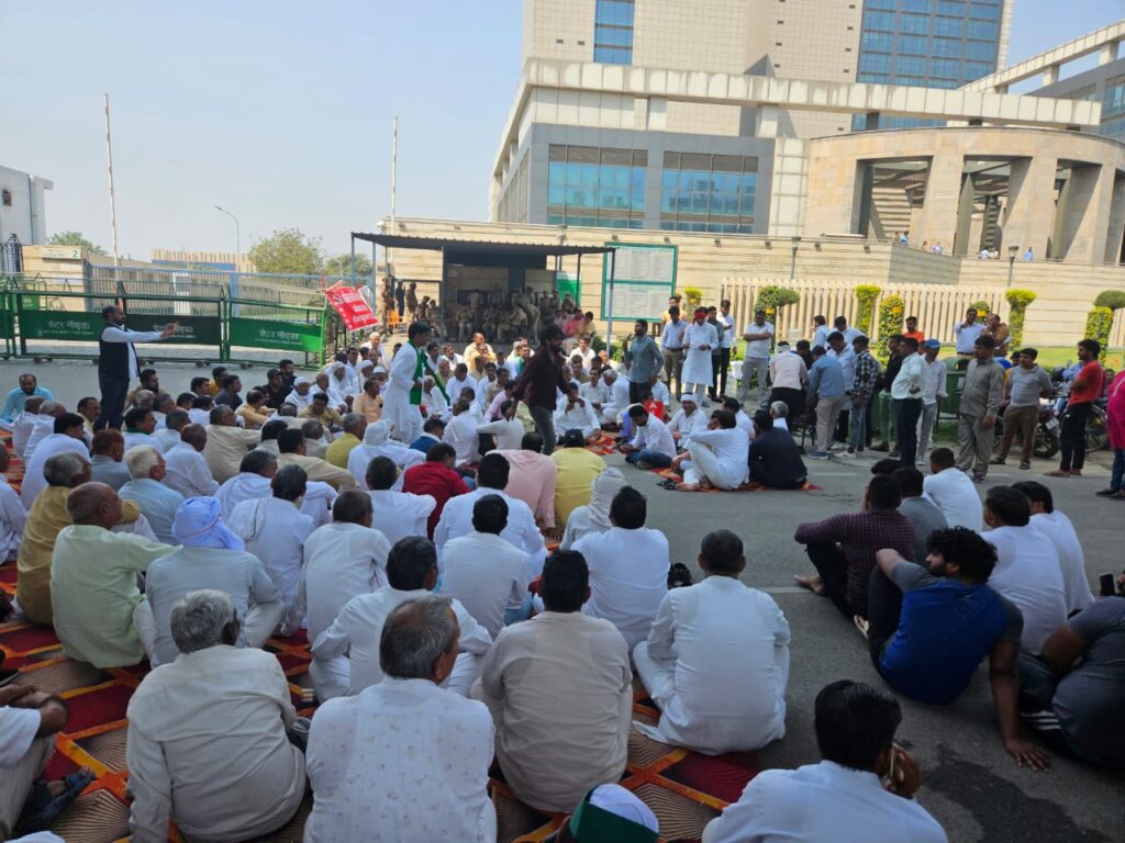 Greater Noida News: Farmers strongly demonstrated against the Authority