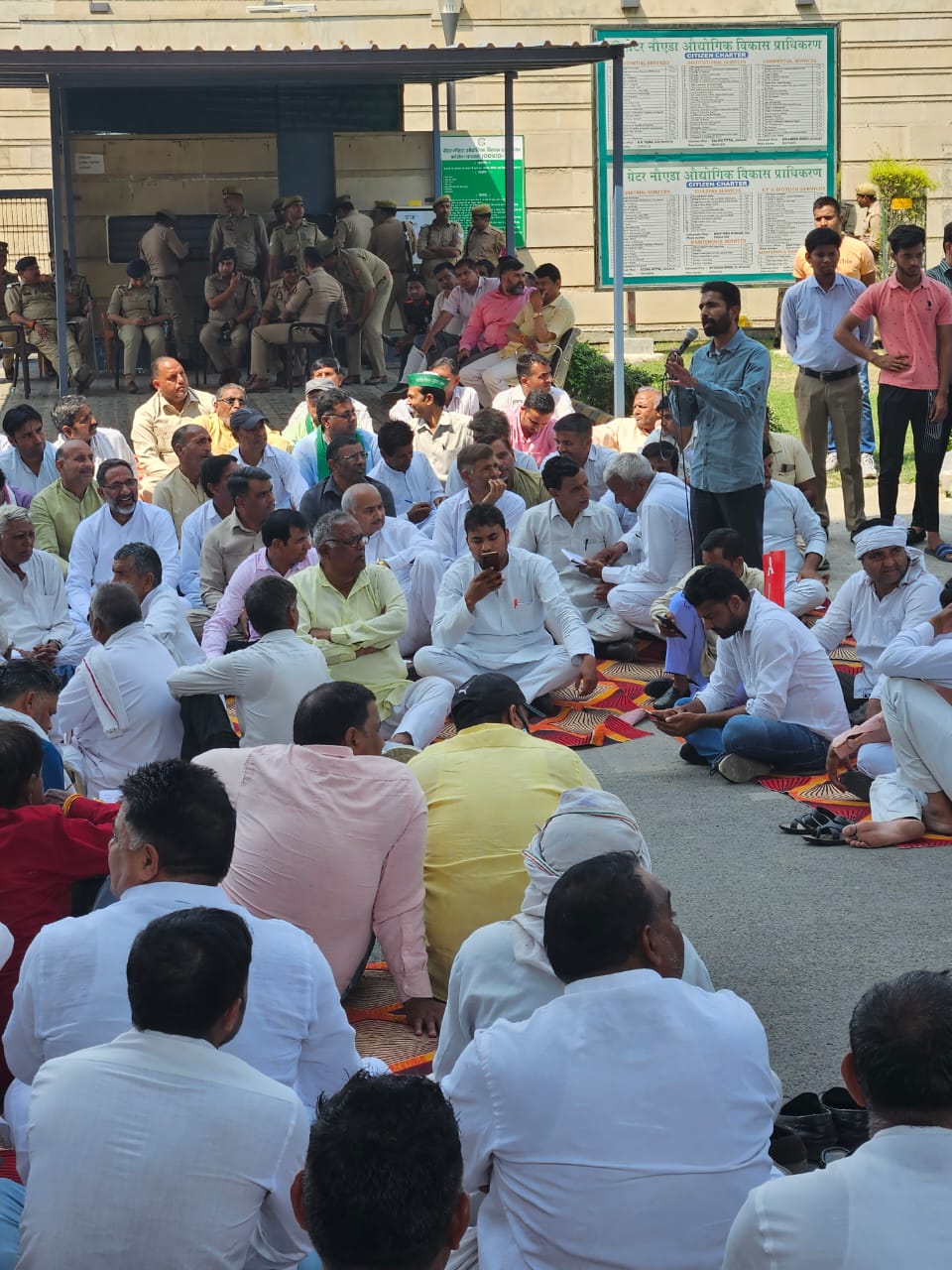 Greater Noida News: Farmers strongly demonstrated against the Authority