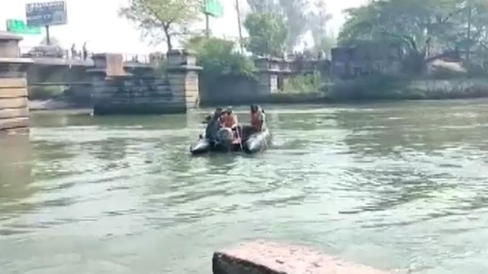 Meerut News: On the behest of a tantrik, a woman worshiping drowned in the Ganges canal along with her child.