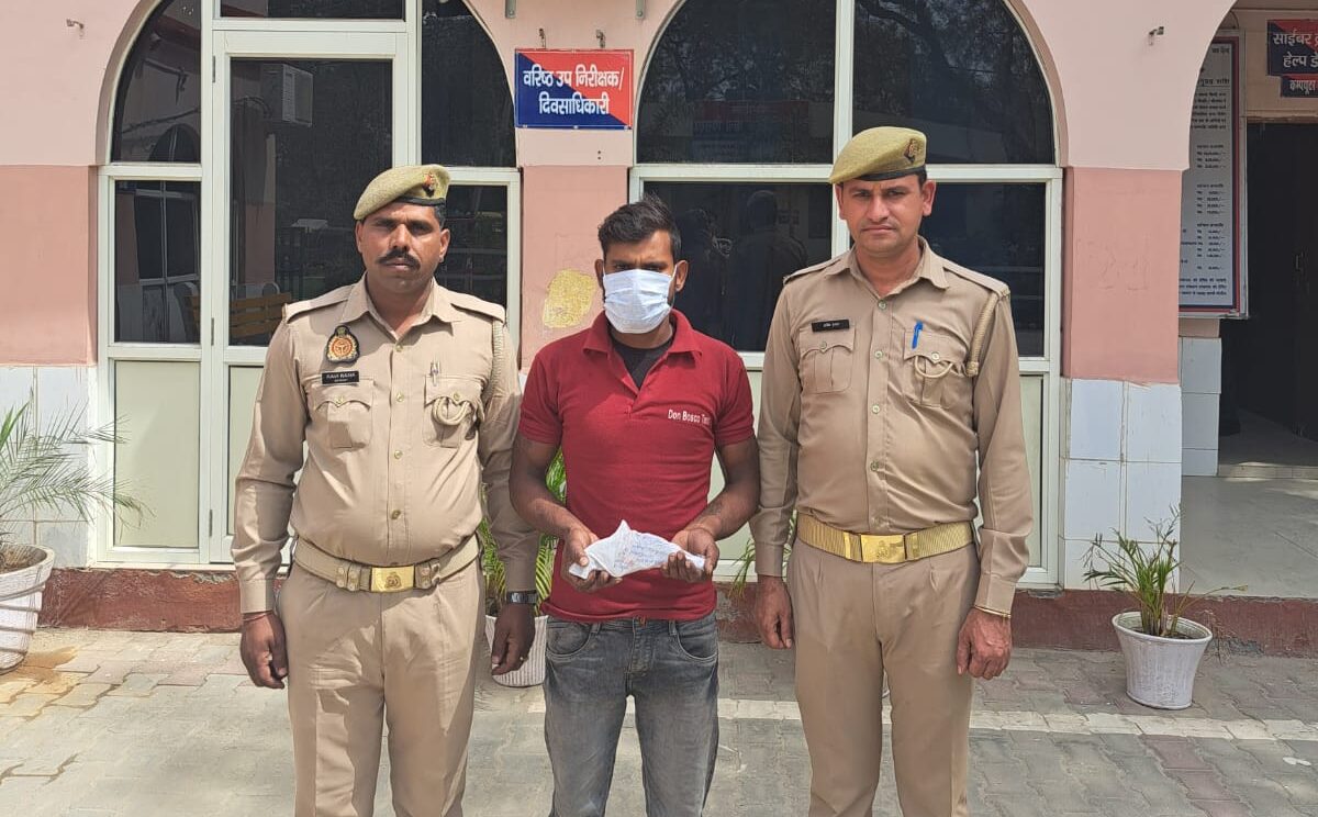 Greater Noida News : खुलेआम तमंचा लेकर घूमना युवक को पड़ा भारी, पुलिस ने दबोचा