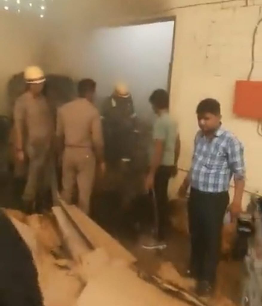 Greater Noida News : शॉर्ट सर्किट से गत्ते की फैक्ट्री में लगी भयानक आग
