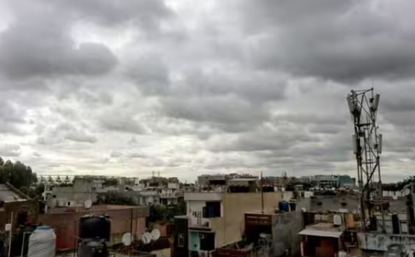 Weather : दिल्ली के आसमान पर आज भी रहेगा बादलों का बसेरा