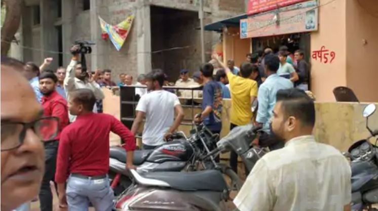 Indore News : इंदौर में बड़ी घटना, 25 से अधिक लोग बावड़ी में गिरे
