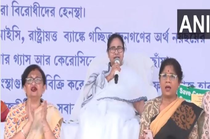 Mamata Banerjee: पश्चिम बंगाल में चढ़ा राजनीतिक पारा, रातभर धरने पर बैठी रहीं ममता