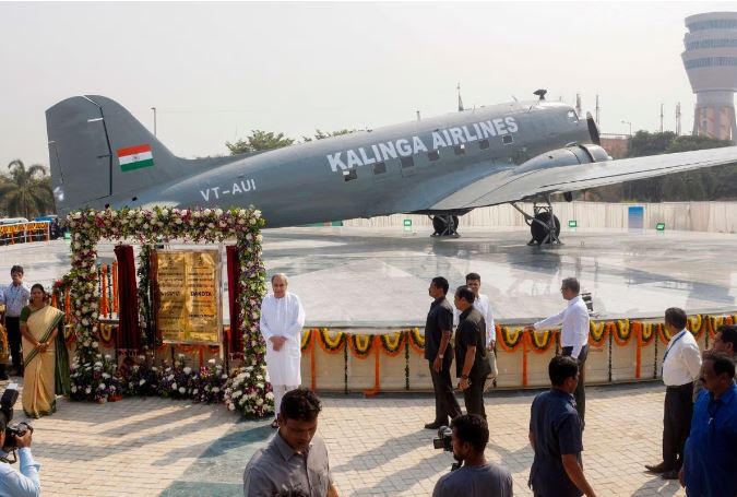 Bhubaneswar : बीजू पटनायक के ‘डकोटा’ विमान को सार्वजनिक प्रदर्शन के लिए रखा गया