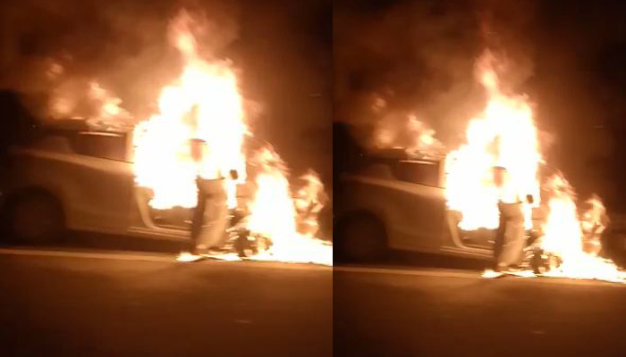 UP News : धूं धूं करके जल गई कार, देखें वीडियो