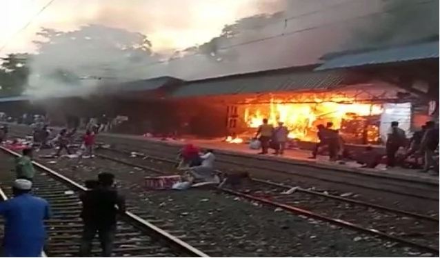 West Bengal : रेलवे स्टेशन पर लगी भीषण आग, मची अफरा तफरी