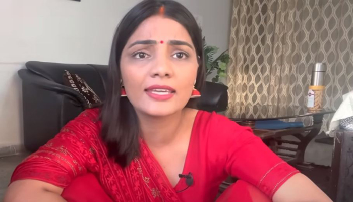 नेहा सिंह राठौर के एक और गीत ने मचाया तहलका, केंद्र पर कसे तंज Neha Singh Rathore New Video