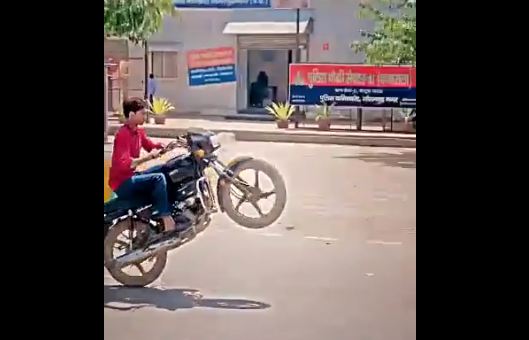Noida News : पुलिस चौकी के सामने बाइक से स्टंट कर दी चुनौती, वीडियो वायरल