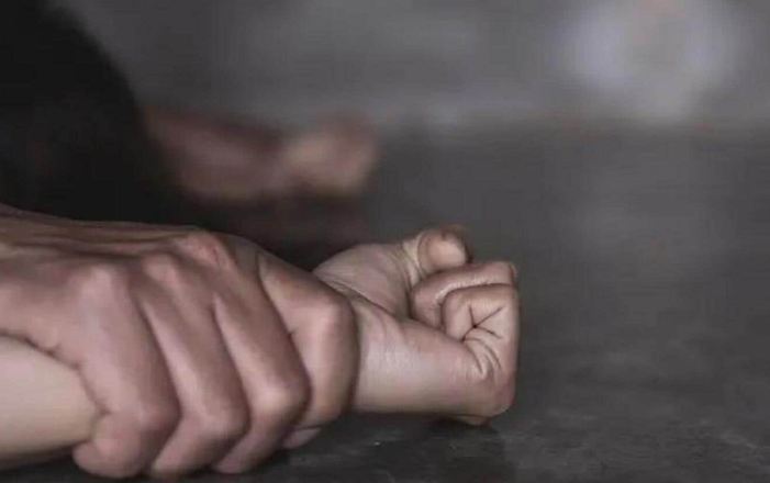 Greater Noida: पहले की महिला से दरिंदगी और अब दी जा रही जान से मारने की धमकी