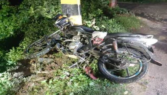 Greater Noida : बिजली के खंभे से टकराई बाइक, युवक ने तोड़ा दम