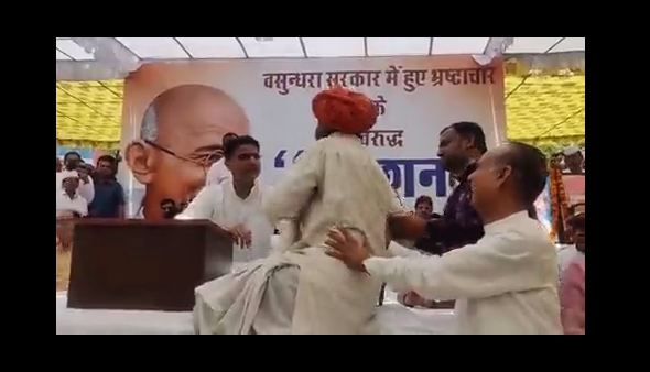 Rajasthan : सचिन पायलट के अनशन वाले मंच पर दिखा अजब नजारा Video