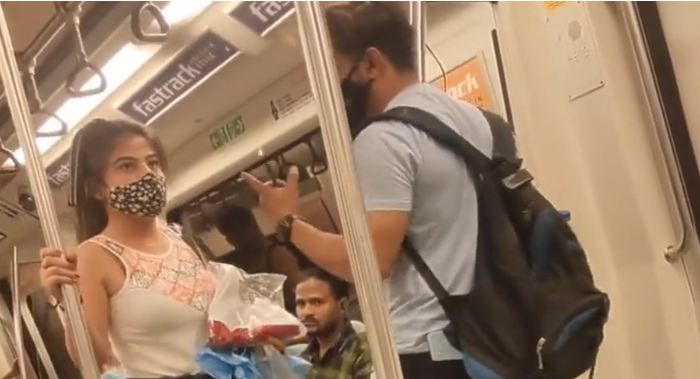 Delhi Metro viral video नया वीडियो, लड़की ने जड़े लड़के को थप्पड़ ही थप्पड़
