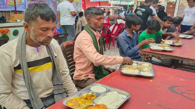 Fatehpur News : 10 रुपये में भरपेट भोजन, 200 से अधिक प्रतिदिन भरते हैं पेट