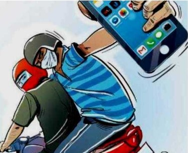 Noida Crime News : बाइक व स्कूटी पर सवार होकर छीनते थे मोबाइल