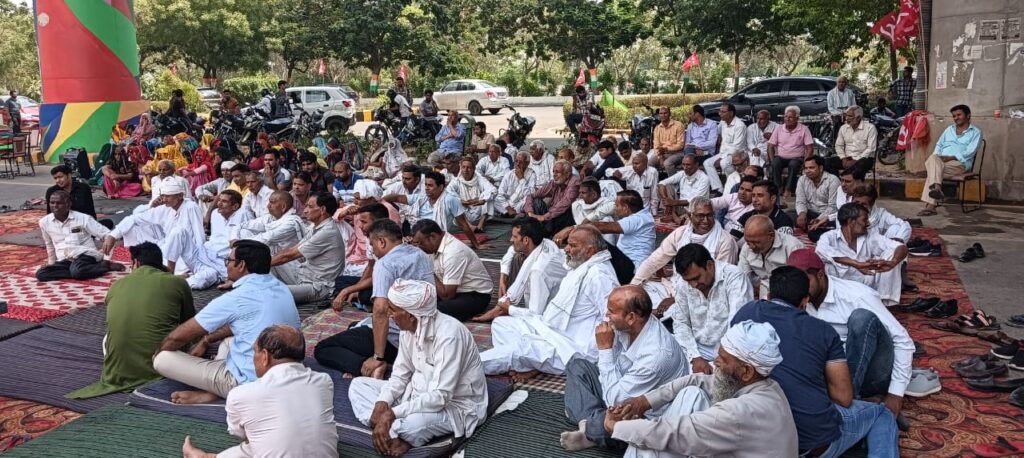 Greater Noida News : Mahapadav continues on third day by farmers on authority