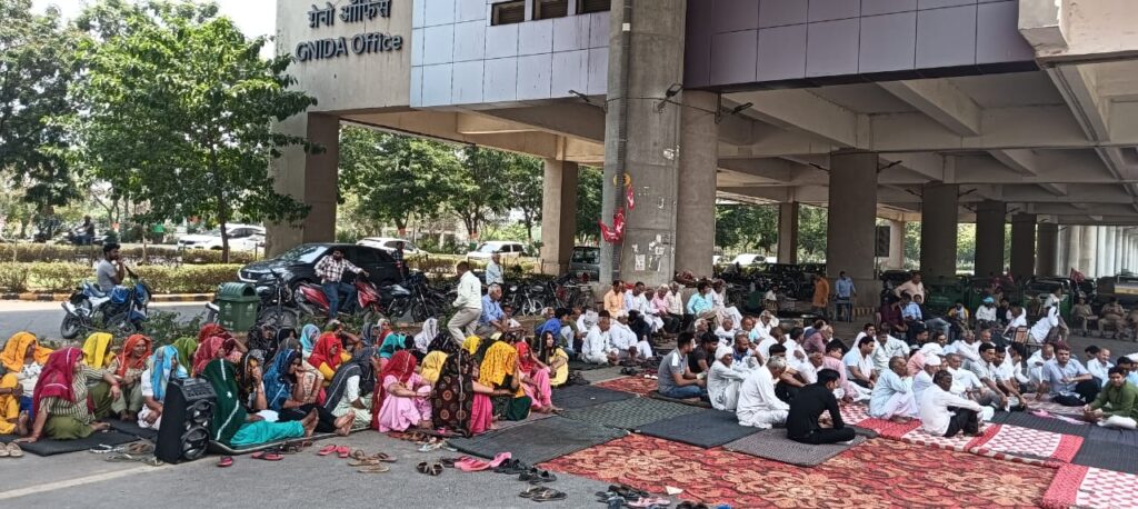 Greater Noida News: Farmers strike continues for the fifth day on the Authority