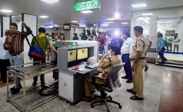 Delhi Crime : दिल्ली हवाई अड्डे पर सुरक्षा जांच के दौरान जेवर चोरी होने का एक और मामला