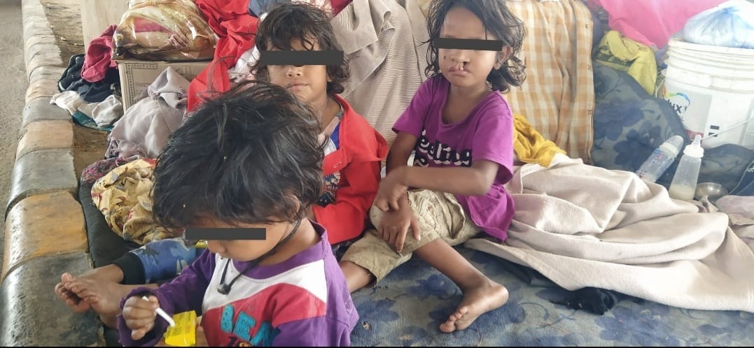 Greater Noida News : अपने चार मासूम बच्चों को अनाथ छोड़कर प्रेमी संग भागी कलयुगी मां