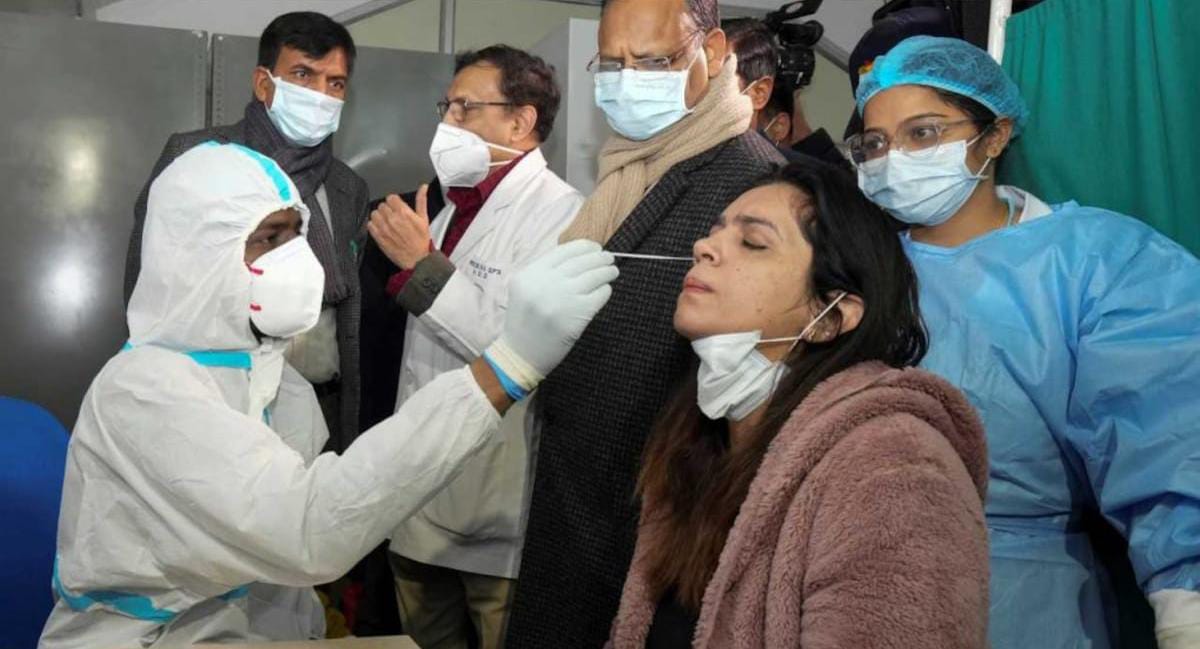 Kanpur News: कानपुर में पैर पसार रहा कोरोना, दो हेल्थ वर्कर बहनों समेत तीन कोरोना संक्रमित