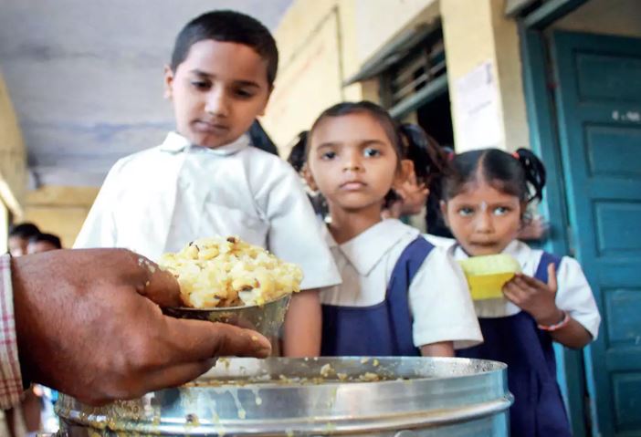 UP News : मध्याह्न भोजन में बच्चों को बाजरे की रोटी और खिचड़ी देने की तैयारी