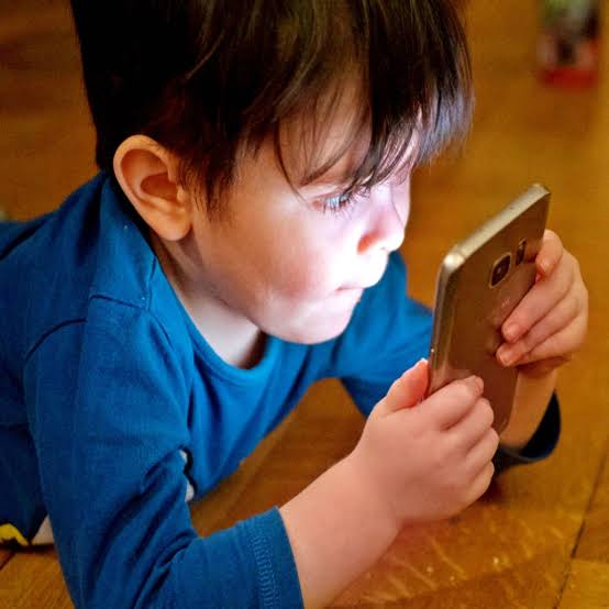 Life Style: रोजाना 3 घंटे से ज्यादा स्मार्ट फोन के इस्तेमाल से बच्चों मे कमर दर्द