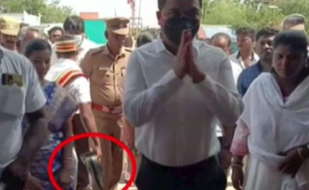 Tamil Nadu : डीएम ने सहायक को दिया जूते उठाने का आदेश, भड़का विवाद