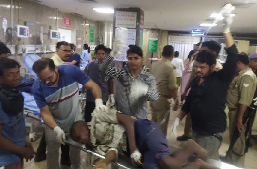 Noida News : बस और ट्रक की भिड़ंत में 1 बालक की मौत, 28 घायल