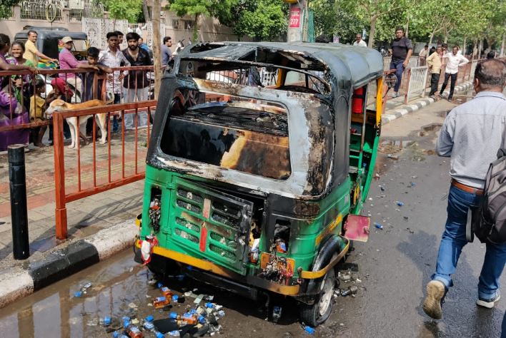 Maharashtra: ऑटोरिक्शा में लगी आग, महिला की मौत, चालक झुलसा