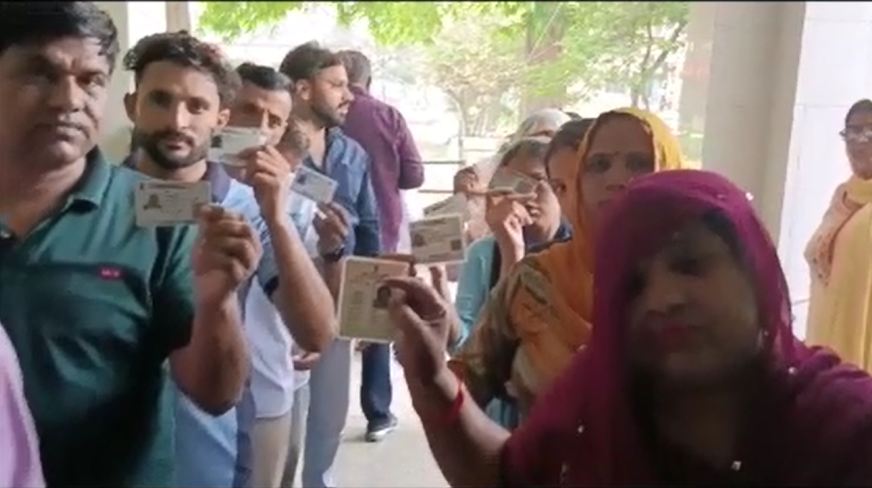 Noida News: गौतमबुद्धनगर जिले में पहले दो घंटे में हुआ 11.94 प्रतिशत मतदान