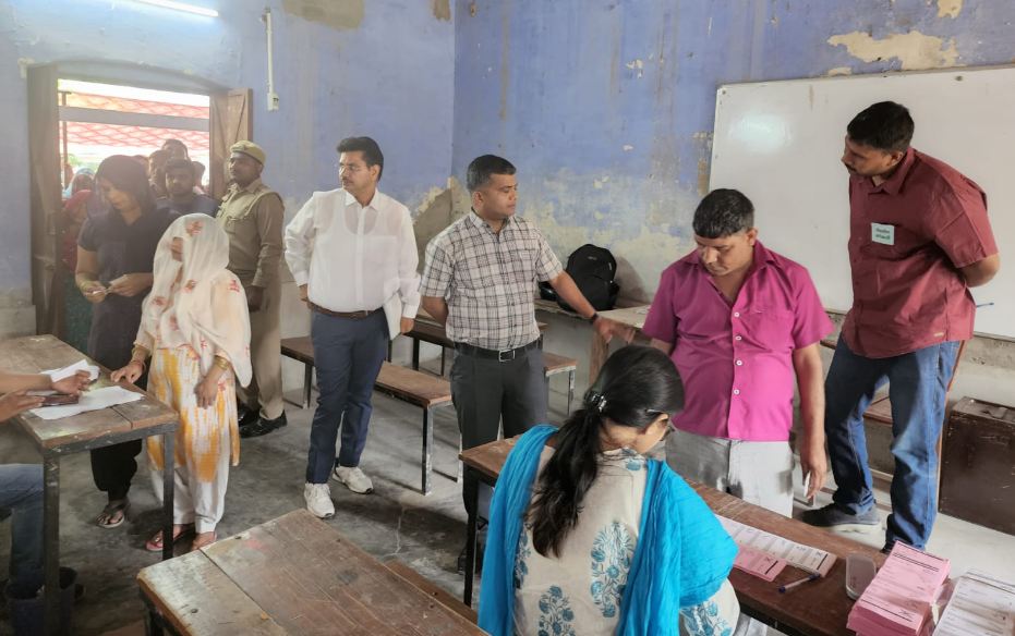 गौतमबुद्धनगर चुनाव अपडेट, 11 बजे तक हुआ 28.30 प्रतिशत मतदान, फर्जी मतदाता पकड़ा