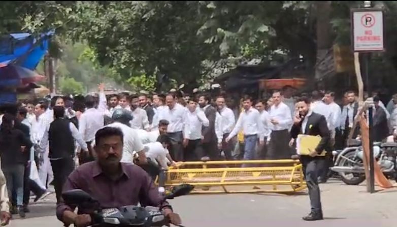 big breaking गाजियाबाद कोर्ट में वकीलों का जबरदस्त हंगामा, पुलिस कर्मियों से मारपीट