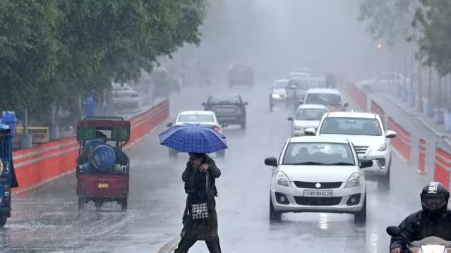 दिल्ली-एनसीआर में तेज हवाओं के साथ बारिश, यातायात बाधित Delhi Weather Update
