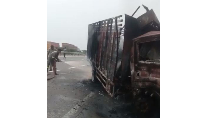 Noida News : दो ट्रकों में भीषण टक्कर से धूँ धूँ करके जला ट्रक