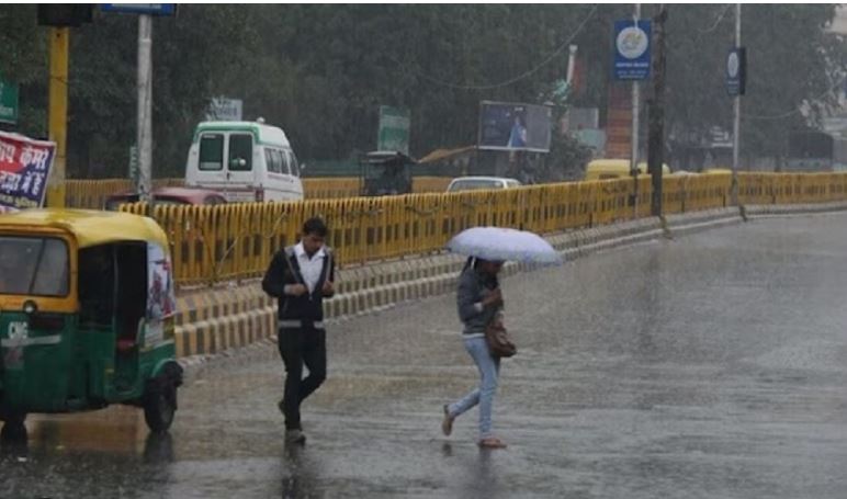 Weather Update : दिल्ली में आज आंशिक रूप से बादल छाने और रुक-रुककर बारिश होने की संभावना