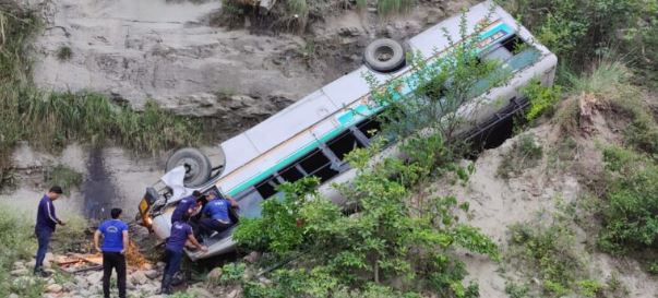 Uttarakhand News : हरिद्वार में बस खाई में गिरी, दो की मौत