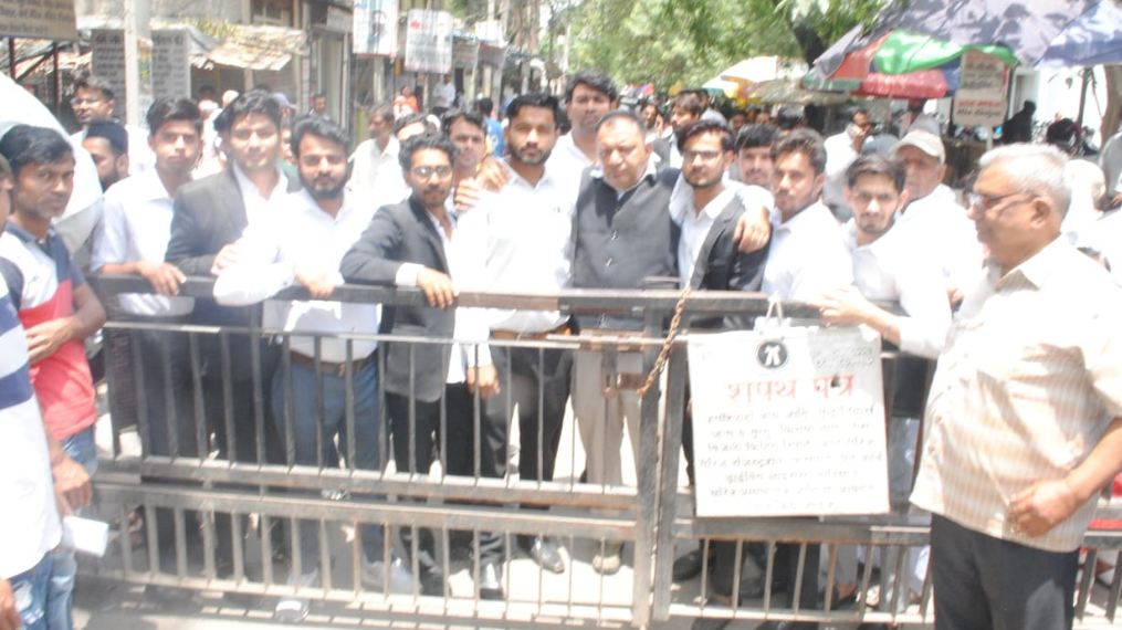 Ghaziabad: वकीलों ने खोला पुलिस के खिलाफ मोर्चा, कोर्ट में नारेबाजी