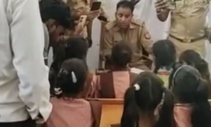 Shahjahanpur : 12 छात्राओं से छेड़छाड़ का आरोपी कंप्यूटर अनुदेशक गिरफ्तार