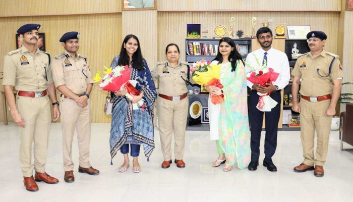 UPSC Toppers नोएडा की पुलिस कमिश्नर लक्ष्मी सिंह ने किया यूपीएससी टॉपर्स बेटियों का स्वागत अभिनंदन
