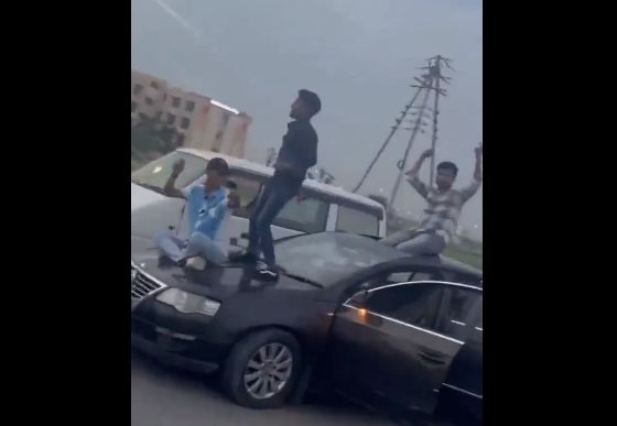 Noida News : कार के बोनट पर दर्द-ए-डिस्को, देखें Viral Video