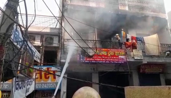 Noida News: हरोला की टीना मार्केट में लगी आग, लाखों का नुकसान