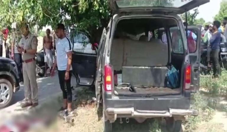 बड़ा हादसा : मथुरा में बेकाबू कार पेड़ से टकरायी, चार युवकों की मौत