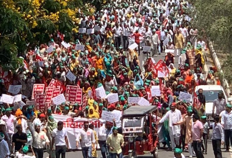 Greater Noida Farmer Protest :  ग्रेटर नोएडा की सड़कों पर उमड़ा किसानों का हुजूम, कॉमरेड वृदा करात ने दिया साथ