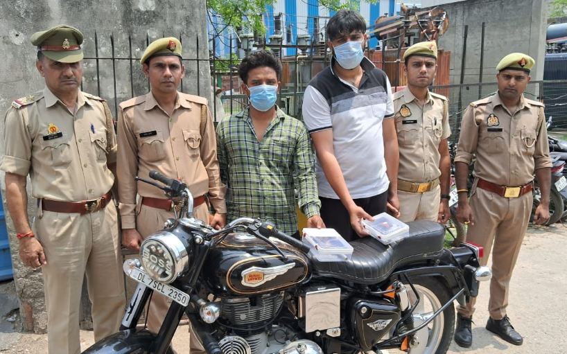 Noida News: गुण्डा टैक्स वसूली करने वाले दो गुर्जर युवक बन्दी, पुलिस ने निकाली हेकड़ी