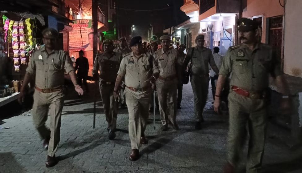 Noida News: निकाय चुनाव को लेकर सड़कों पर उतरी गौतमबुद्धनगर पुलिस, किया पैदल गश्त