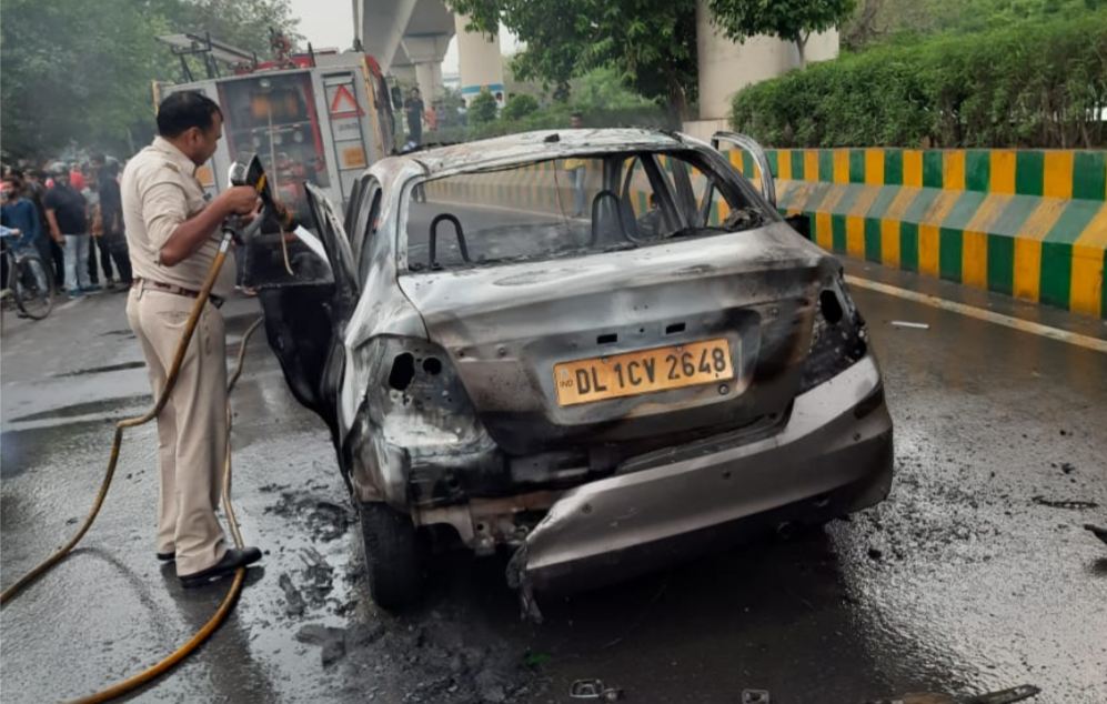 Noida big breaking news: नोएडा में चलती कार में लगी आग, युवक युवती झुलसे