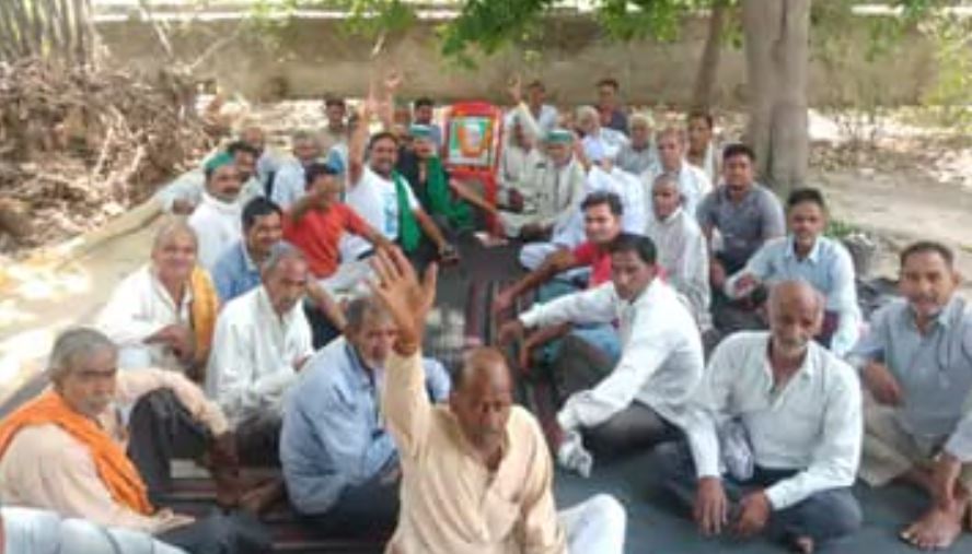 Bulandshahr News : दोषी अफसरों को जेल भिजवाने पर अड़े किसान, किया प्रदर्शन