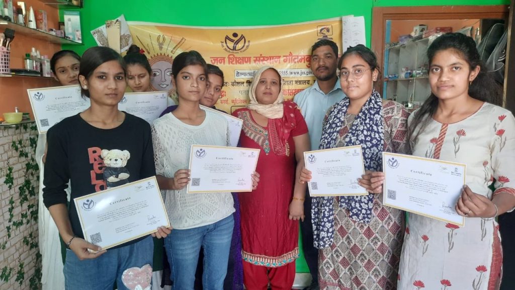 Noida News : Distributed certificates to the beneficiaries