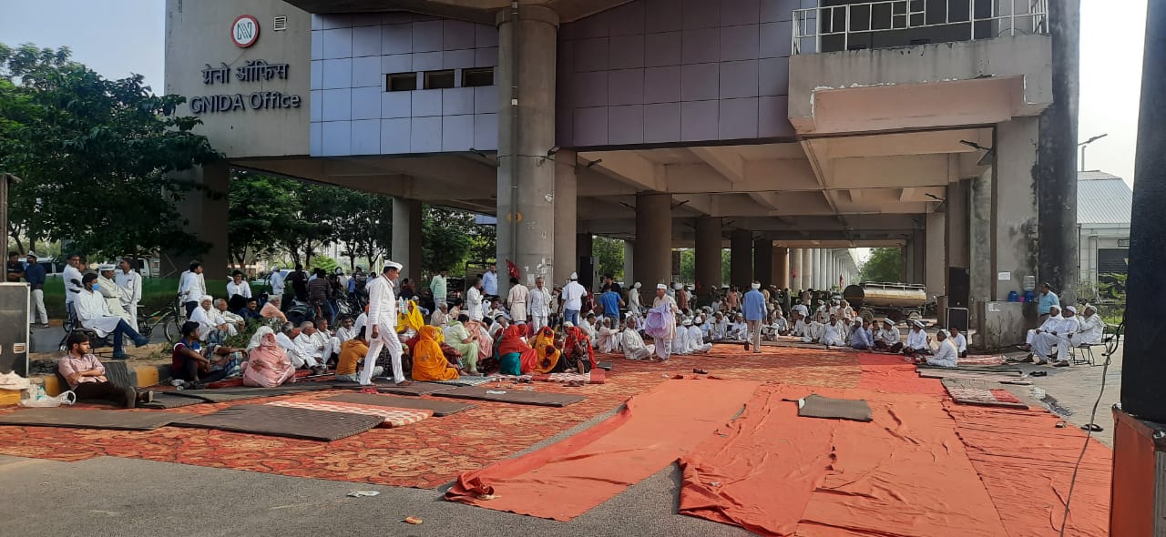 Greater Noida News : महापंचायत में एकत्र हुए हजारों पीड़ित किसान, किया जोरदार प्रदर्शन
